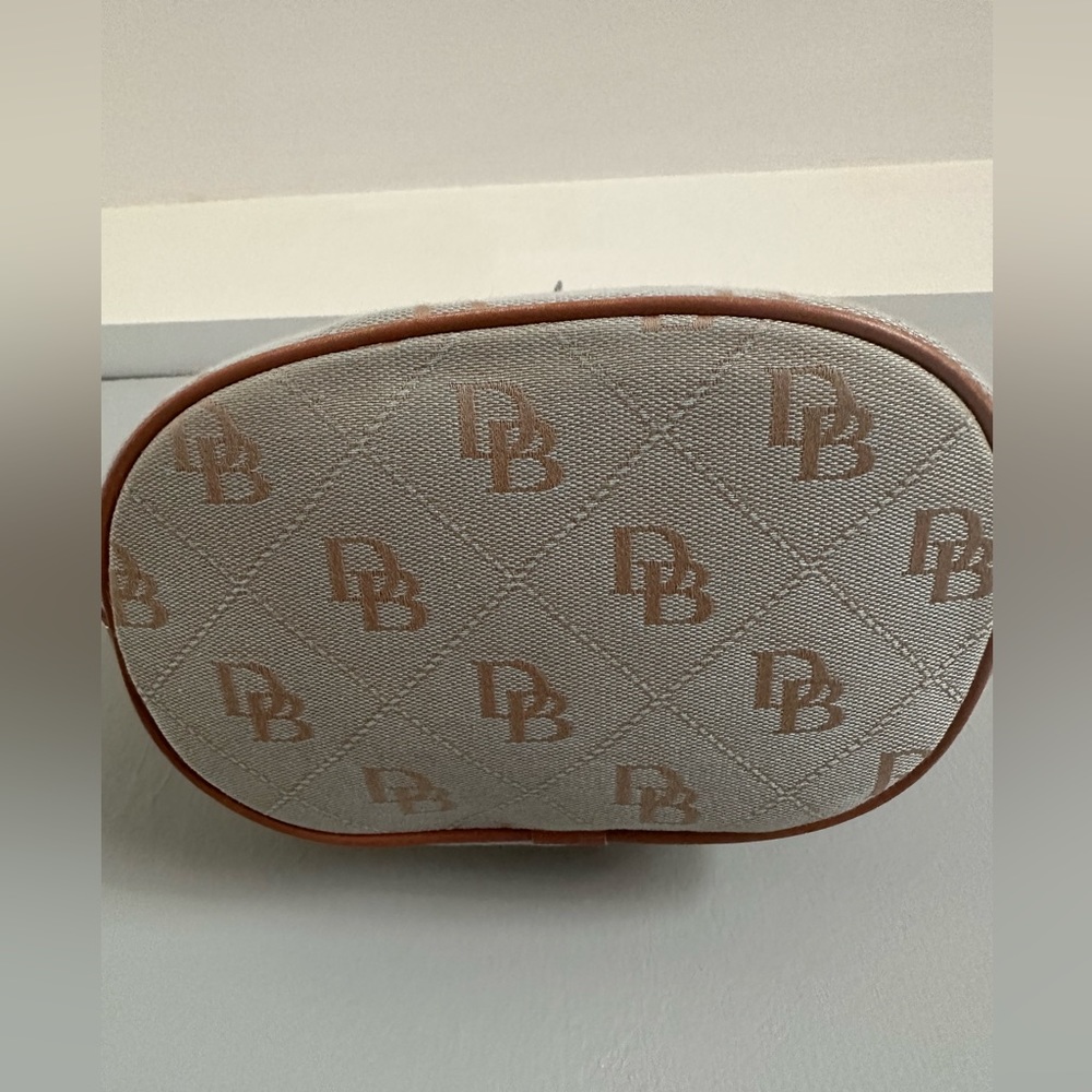 Dooney&Bourke light blue zippered bucket handbag with belt style strap - Picture 14 of 16